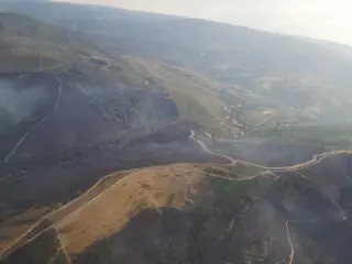 Imagen aérea de la situación del área afectada por el incendio esta mañana  | @AT_Brif