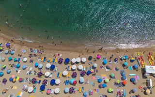 Numerosas personas disfrutan de un día de playa en la Costa Brava.Lorena Sopêna. Europa Press. Archivo.jpg