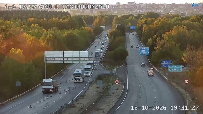 Tr&aacute;fico Lento En La a 6 Tras El Accidente Entre Tres Camiones