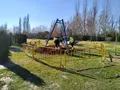 Trabajos de mantenimiento en un parque infantil
