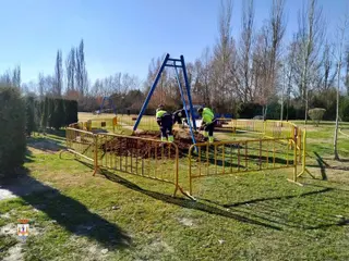 Trabajos de mantenimiento en un parque infantil