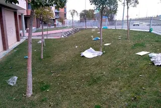 Los vecinos se quejan de la suciedad acumulada por el mercadillo