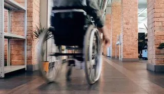 Una persona en silla de ruedas 1 728x418 (1)