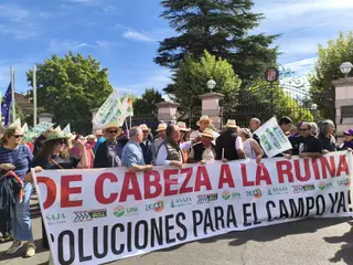 Manifestación de los agricultores frente a la Presidencia de la Junta este jueves