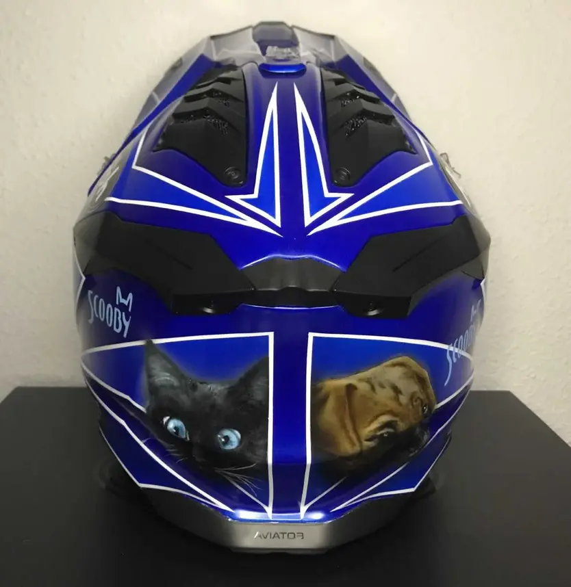 Parte trasera del casco solidario de Sara García