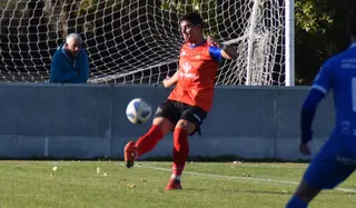Un jugador del CD Benavente desplaza el balón