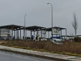 Un coche cae por un terraplén en el Polígono de la Hiniesta (1)