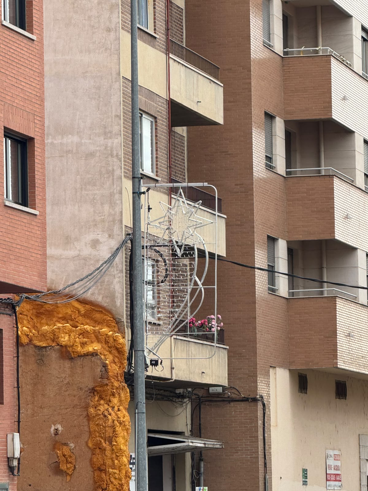 Instalaci&oacute;n De Las Luces De Navidad En Obispo Nieto 2