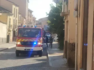 Los bomberos trabajan en el solar en el que se han originado las llamas