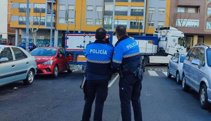 Camión atascado en la vía de servicio de Cardenal Cisneros