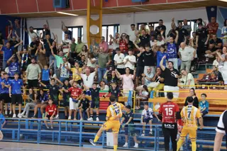 Un partido del Atlético Benavente en el Ángel Nieto. Archivo.