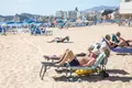 Numerosas personas toman el sol en la playa de Poniente, en Benidorm. Joaquín Reina Europa Press Archivo