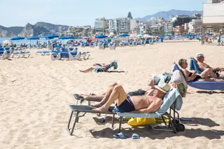 Numerosas personas toman el sol en la playa de Poniente, en Benidorm, Alicante, Comunidad Valenciana (España). Joaquín Reina Europa Press Archivo