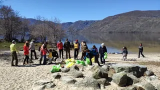 Más de una veintena de voluntarios 'luchan' contra una de las mayores amenazas del Lago de Sanabria