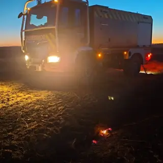 Bomberos de la Mancomunidad Tierra de Campos acuden a sofocar un incendio en una finca de Villalpando