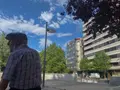 Un zamorano se resguarda a la sombra de la plaza de la Marina 
