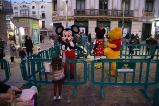 Los pajes de los Reyes Magos recogen las ilusiones de los más pequeños Foto: María Lorenzo