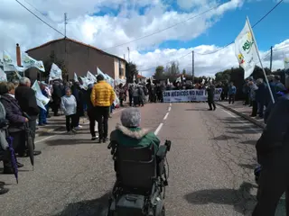 ICAL. Manifestación convocada por la Alianza UPA COAG en Villardeciervos (Zamora) para exigir la cobertura de las plazas de médicos en las zonas básicas de salud de Sanabria y La Carballeda. (2)