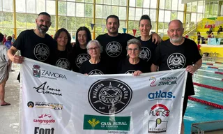 Miembros del CD Natación Zamora tras el histórico puesto en el torneo