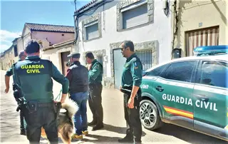 Guardia Civil de Zamora en un pueblo. Auxilio a un mayor. Archivo