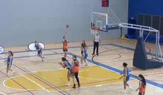 Instante del encuentro entre el Melilla y el CD Zamarat | BalONcestoTV