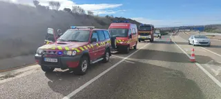 Actuación de los bomberos y la Guardia Civil. Archivo.
