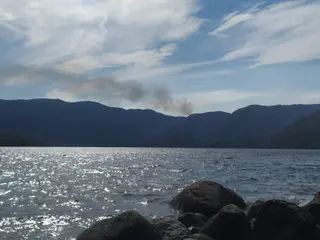 Columna de humo vista desde el Lago de Sanabria
