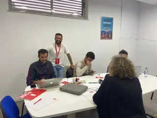 Los miembros del PSOE siguen los primeros datos del escrutinio