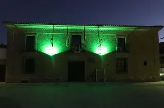Morales del Vino Ayuntamiento encendido de verde por la ELA