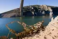 J. L. Leal / ICAL . La sequía en el puente de Cabriles, embalse de Ricobayo, deja al descubierto los vagones sumergidos