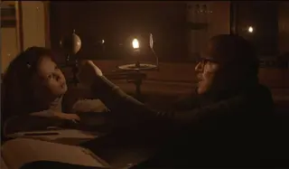 Óscar de la Fuente compartiendo plano con Claudia García en una escena de 'El alba' FOTO EL ALBA