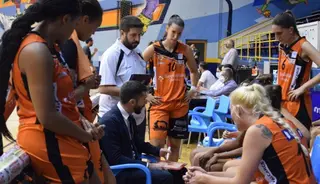Jacinto Carbajal da instrucciones a sus jugadoras