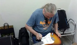 El Festival de Músicos y Bandas de Zamora sortea una guitarra firmada por Rosendo