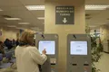 Una mujer introduciendo sus datos en una oficina de la Agencia Tributaria. Archivo