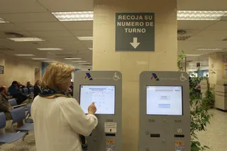 Una mujer introduciendo sus datos en una oficina de la Agencia Tributaria. Archivo