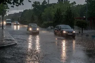 Varios coches circulan bajo la lluvia. Ricardo Rubio: Europa Press.