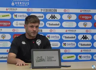 Un instante de Ferrán Costa, entrenador del CE Sabadell en la rueda de prensa Canal Oficial CE SABADELL FC 