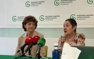 Imagen de Maite y Conchi en la sede de la AECC en Zamora