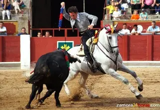 Leonardo Hernández triunfa en la corrida de rejones