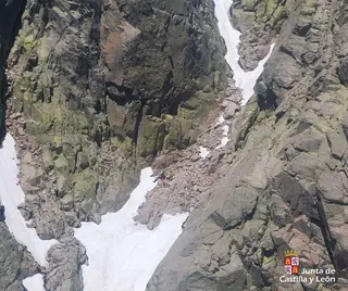 El Grupo de Rescate y Salvamento de la Junta de Castilla y León socorre a un montañero herido en la Portilla del Crampón