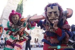 Las mascaradas salen a la calle con la llegada de la Navidad