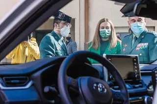 Virginia Barcones con la Guardia Civil