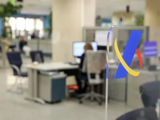 Una empleada trabaja en una oficina de la Agencia Tributaria