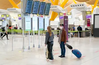Dos personas con su equipaje en la T4 del aeropuerto Adolfo Suárez. EP