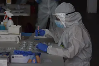 Los sanitarios apuntan los datos.