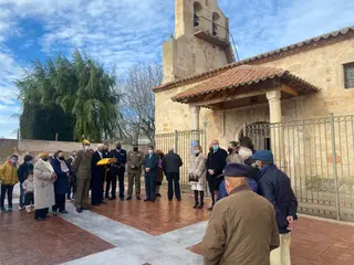 Izado de bandera en Roales del Pan para inaugurar la nueva imagen de la Plaza Mayor