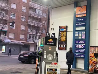 Imagen de los precios el pasado 2022 de la gasolina en una estación de servicio de la capital. Foto M.L