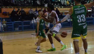 Shaquillo Fritz recibe una falta