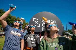 Varias personas observando un eclipse EP