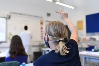 Niños con mascarilla en un colegio